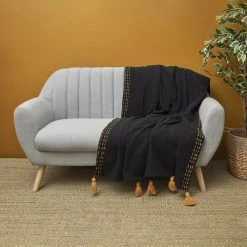 The Home Deco Factory Plaids Jeté De Canapé Surpiqué Pompons Noir 130x150cm