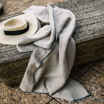 Lo De Manuela Plaids Jeté De Lin Pur Lavé Begur Naturel Bleu Nuit 140x200 5 Lo De Manuela Plaids Jeté De Lin Pur Lavé Begur Naturel Bleu Nuit 140x200 – Image 3