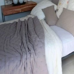 Sud Etoffe Plaids Plaid Courte Pointe En Fibre Synthétique Taupe 130x170 -Plaids Soldes plaid courte pointe en fibre synthetique taupe 130x170 2