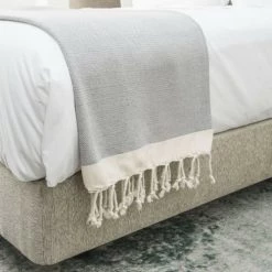 Febronie Plaids Plaid En Coton 160x250 Gris Moyen Et écru -Plaids Soldes plaid en coton 160x250 gris moyen et ecru 4