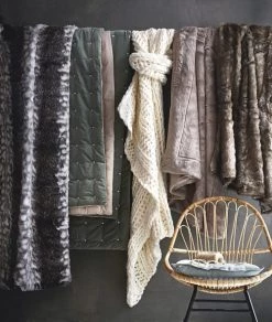 Maisons Du Monde Plaids Plaid En Fausse Fourrure Gris 150 X 180 Cm -Plaids Soldes plaid en fausse fourrure gris 150 x 180 cm 1000 4 24 147870 11