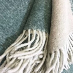 Malagoon Plaids Plaid En Laine Recyclée Double Face Vert Tendre 125x170 -Plaids Soldes plaid en laine recyclee double face vert tendre 125x170 3