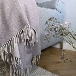 Malagoon Plaids Plaid En Laine Recyclée Double Face Beige Camel 131x170 -Plaids Soldes plaid en laine recyclee double face violet magique 131x170 2