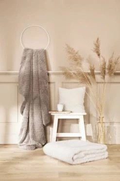 Magma Plaids Plaid Fausse Fourrure Ivoire Avec Doublure Unie 200x150 -Plaids Soldes plaid fausse fourrure taupe avec doublure unie 200x150 1