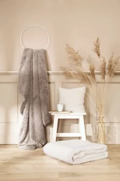 Magma Plaids Plaid Fausse Fourrure Vison Ivoire Doublure Unie 200x150 -Plaids Soldes plaid fausse fourrure vison ivoire doublure unie 200x150 3