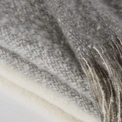 Maisons Du Monde Plaids Plaid Gratté Motifs à Rayures écrues Et Grises à Franges 160x210 -Plaids Soldes plaid gratte motifs a rayures ecrues et grises a franges 160x210 1000 16 39 222546 3