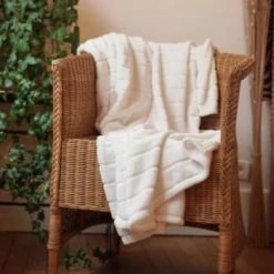 Le Comptoir De La Plage Plaids Plaid Polaire à Rayure Ciselée Imitation "fourrure" Marron 130x170cm -Plaids Soldes plaid polaire a rayure ciselee imitation fourrure blanc l 130x170cm 6