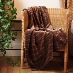 Le Comptoir De La Plage Plaids Plaid Polaire à Rayure Ciselée Imitation "fourrure" Marron 130x170cm