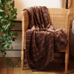 Le Comptoir De La Plage Plaids Plaid Polaire à Rayure Ciselée Imitation "fourrure" Blanc L 130x170cm -Plaids Soldes plaid polaire a rayure ciselee imitation fourrure marron 130x170cm