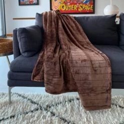 Le Comptoir De La Plage Plaids Plaid Polaire à Rayure Ciselée Imitation "fourrure" Marron 130x170cm -Plaids Soldes plaid polaire a rayure ciselee imitation fourrure marron 130x170cm 5