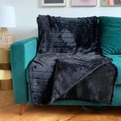 Le Comptoir De La Plage Plaids Plaid Polaire à Rayure Ciselée Imitation "fourrure" Noir 130x170cm -Plaids Soldes plaid polaire a rayure ciselee imitation fourrure noir 130x170cm 2