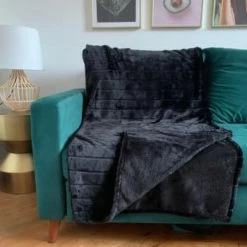 Le Comptoir De La Plage Plaids Plaid Polaire à Rayure Ciselée Imitation "fourrure" Beige 130x170cm -Plaids Soldes plaid polaire a rayure ciselee imitation fourrure noir 130x170cm 5