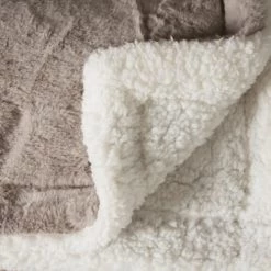 Le Comptoir De La Plage Plaids Plaid Polaire Doublé Imitation "Lapin" Beige Taupe 130x170cm -Plaids Soldes plaid polaire double imitation lapin beige taupe 130x170cm 4