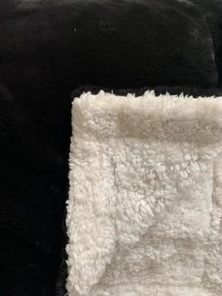 Le Comptoir De La Plage Plaids Plaid Polaire Doublé Imitation "Lapin" Noir 130x170cm -Plaids Soldes plaid polaire double imitation lapin noir 130x170cm 3