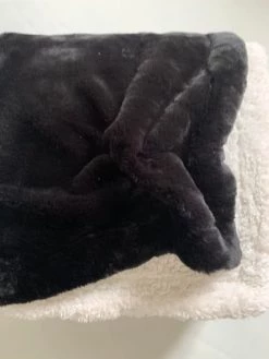 Le Comptoir De La Plage Plaids Plaid Polaire Doublé Imitation "Lapin" Noir 130x170cm -Plaids Soldes plaid polaire double imitation lapin noir 130x170cm 4