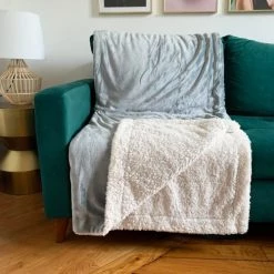 Le Comptoir De La Plage Plaids Plaid Polaire Doublé Imitation " Mouton" Gris Clair 130x170cm -Plaids Soldes plaid polaire double imitation mouton gris clair 130x170cm 2