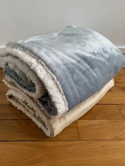 Le Comptoir De La Plage Plaids Plaid Polaire Doublé Imitation " Mouton" Gris Clair 130x170cm -Plaids Soldes plaid polaire double imitation mouton gris clair 130x170cm 3