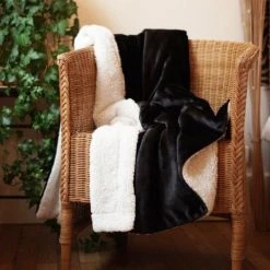 Le Comptoir De La Plage Plaids Plaid Polaire Doublé Imitation "Mouton" Noir 130x170cm -Plaids Soldes plaid polaire double imitation mouton noir 130x170cm 5