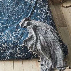 Future Home Plaids Plaid Polycoton Pétrole Et Blanc Avec Pompons 125x150cm -Plaids Soldes plaid polycoton petrole et blanc avec pompons 125x150cm 1